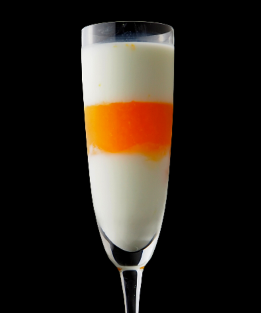 ミックスジュースの素を使ったアレンジメニューです。三層にしたグラスがおしゃれでまた飲みたくなる味に。